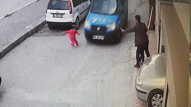 Aniden yola fırlayan küçük Esma ölümden döndü