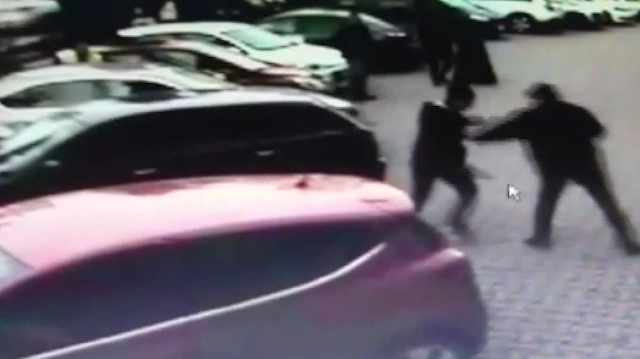 Ümraniyede sokak ortasında silahlı saldırı kamerada