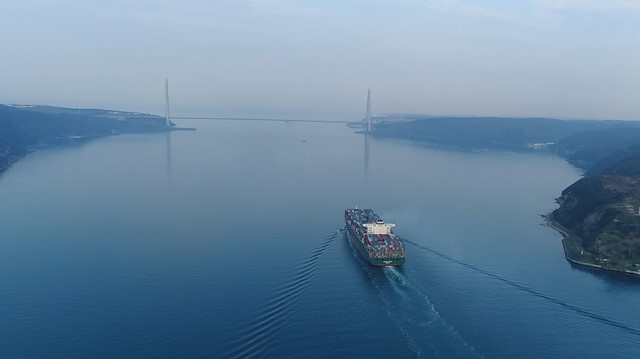 Dünyanın en büyük kargo gemisi havadan görüntülendi