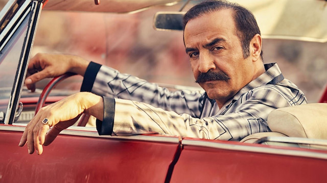Organize İşler Sazan Sarmalı ile gündeme gelen Yılmaz Erdoğan, filmin yönetmenliğini, senaryosunu ve başrolünü üstlendi.