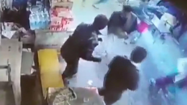 Keşmirde bombalı saldırı sonrası panik kamerada