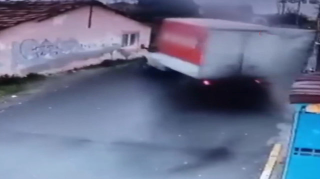 Sultangazide freni boşalan kamyonet eve daldı