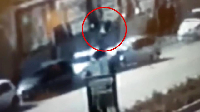 Otomobilin çarptığı yaya havada savrulup aracın üzerine düştü