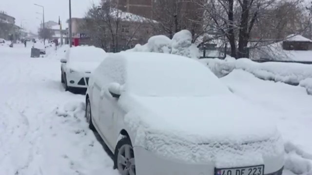 Bingölde tipi yolu kapattı: 55 kişi mahsur kaldı