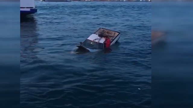 Eminönünde denize uçan otomobildekiler böyle kurtarıldı