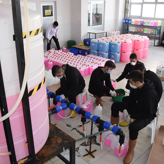 Fabrika gibi okul: Yılda 600 ton temizlik maddesi üretip satıyorlar