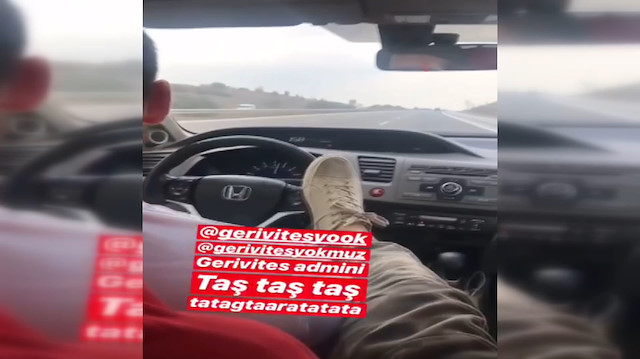 Arkadaşı aracı sürerken direksiyona ayağıyla yön verdi!