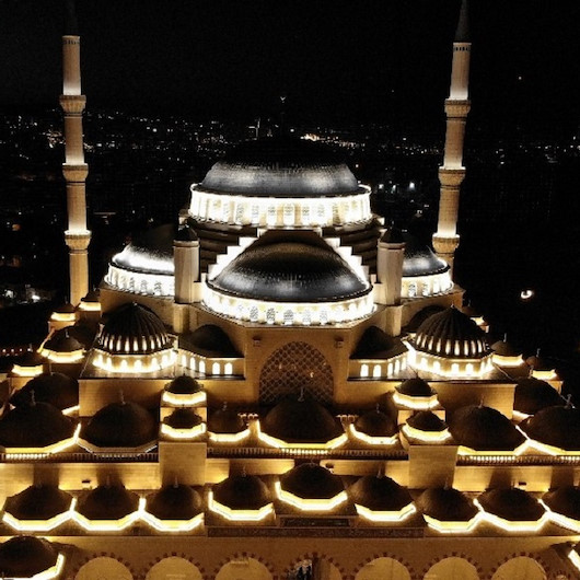 Çamlıca Camiinden ilk ezan sesi yükseldi