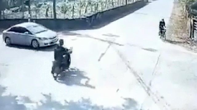 Araçların sırayla bir diğerine çarptığı kaza kamerada