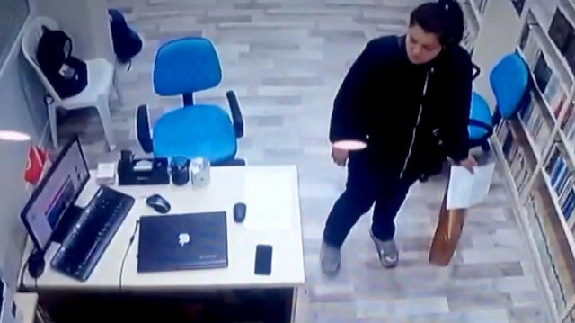 Cami kütüphanesinden telefon çalan hırsızlar kamerada