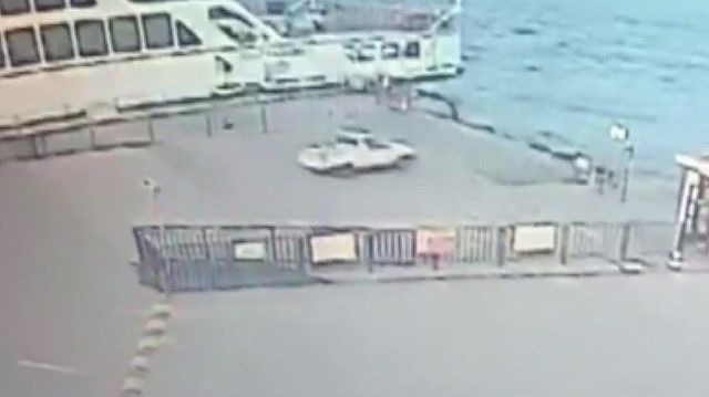 Eminönünde otomobilin denize düşme anı
