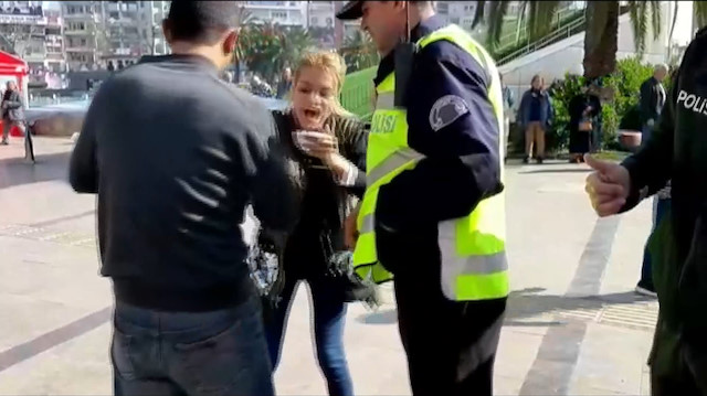 Taksiciyi rehin alan kadın, polisleri görünce sure okumaya başladı
