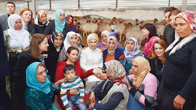 Emine Erdoğan, Gönül Elçileri’yle Türkiye’nin 81 ilinden vali eşleri ile birlikte yardıma ihtiyacı olan herkes için farklı projeler oluşturdu.