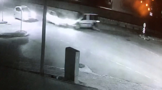 Hatalı sollama yapan araç başka bir otomobille kafa kafaya çarpıştı