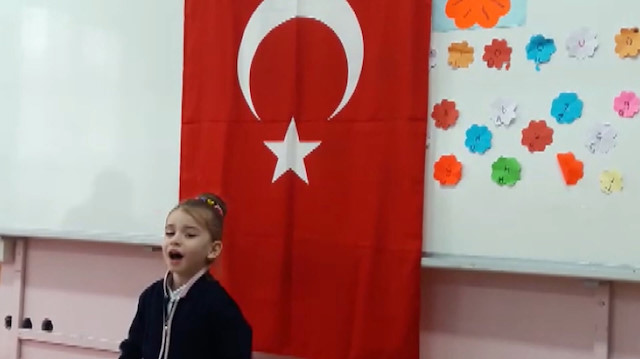 Minik Beyza Nur İstiklal Marşını gözyaşları içinde okudu