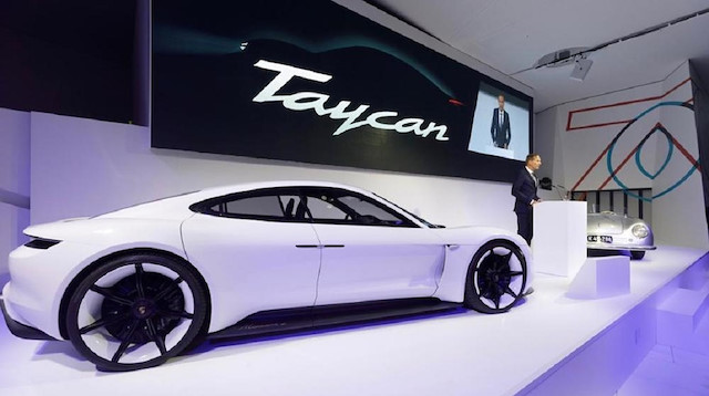 Porsche’nin öncesinde Mission E isminiverdiği ancak geçtiğimiz yıl adı Taycan olarak değiştirilen elektrikli otomobil, Eylül ayında piyasaya sürülecek.