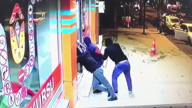 İş yerinden hırsızlık anı güvenlik kamerasına yansıdı