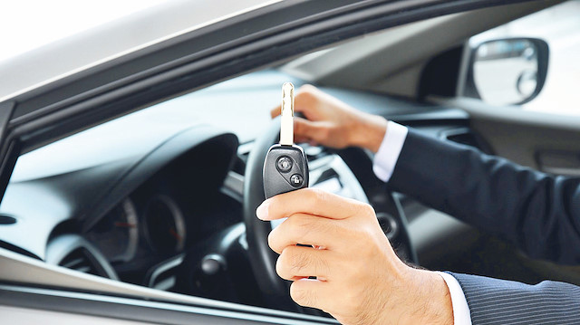 Yeni model yılı zamlarıyla birlikte binek otomobil fiyatları otomatik olarak yükseliş kaydetti.