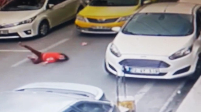 Taksinin kız çocuğuna çarpma anı kamerada