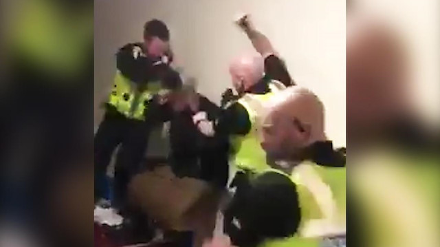 İngiltere polisi yaşlı Müslüman adamı acımasızca dövdü