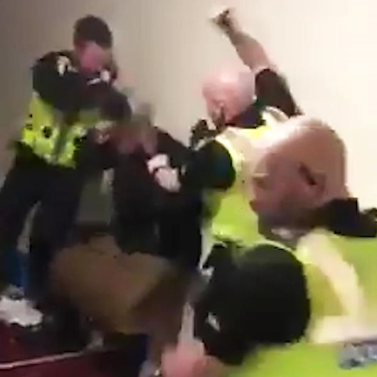 İngiltere polisi yaşlı Müslüman adamı acımasızca dövdü