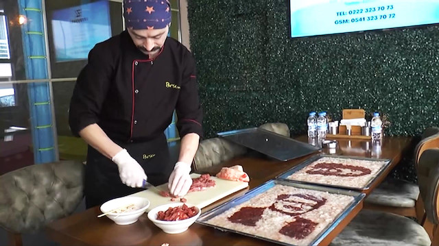 Etleri boya olarak kullanan kasap ressam