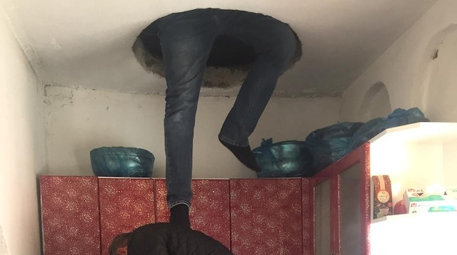 Tavan arasına yapılan özel bölmeyi polis son anda fark etti.