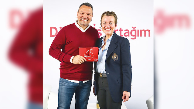 Ali Sunal (Solda) ve Zeynep Selgur (Sağda)