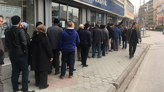 TOKİ konutlarına başvuru için bankaların önlerinde kuyruklar oluştu.