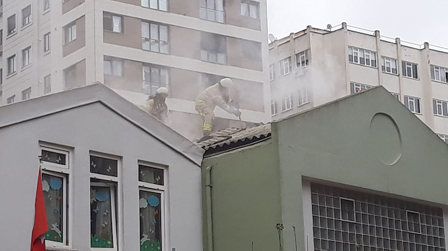 Okula gelen itfaiye ekipleri yangına müdahalede bulundu.