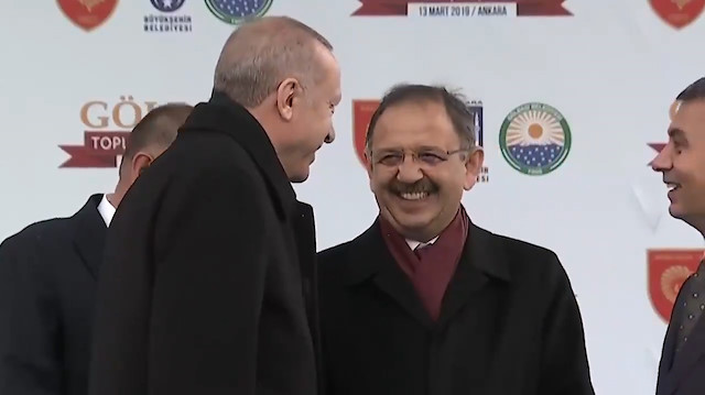 Erdoğan konuşmasına ara verdiği sırada koyu bir sohbete daldı