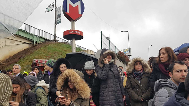 Kadıköy-Tavşantepe metrosunda yaşanan arıza nedeniyle duraklarda aşırı yoğunluk meydana geldi.