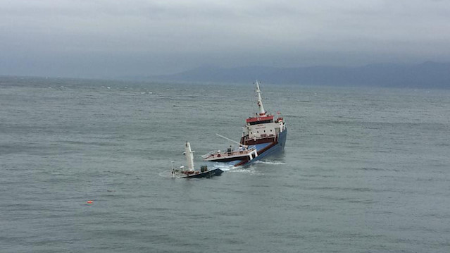 Marmara Adası açıklarında su alan gemi karaya oturdu