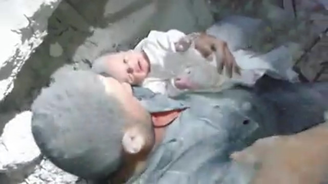 İdlibde bombalanan binanın enkazından bir bebek sağ olarak kurtarıldı