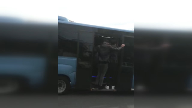 Tıklım tıklım dolu minibüste öğrencilerin tehlikeli yolculuğu