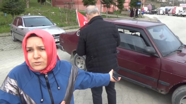 CHP’liler AK Parti konvoyunun geçeceği yolu araçla kapattı