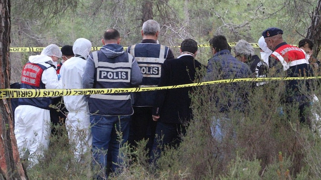 Polis ekipleri, cesedi bulunduğu yere gelip inceleme yaptı.