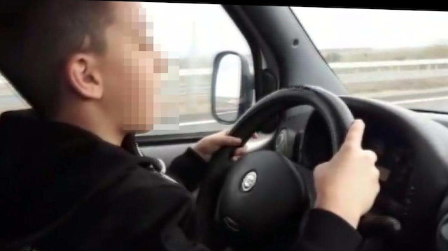 Direksiyon başına geçen çocuk.