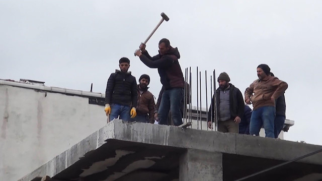 Polisler gelince kaçak inşaatı sahipleri yıkmaya başladılar