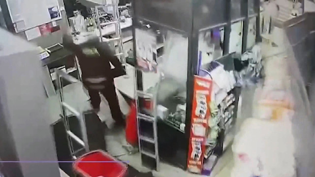 Alışveriş yapıldığı sırada marketin zemini çöktü