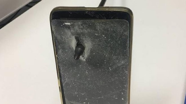 Saldırganın fırlattığı ok, cep telefonunu delip geçti.