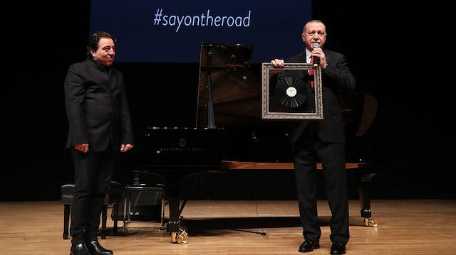 Arşiv: Erdoğan, konser sonrası Fazıl Say'a Aşık Veysel'in 'Kara Toprak' parçasının bulunduğu plak hediye etmişti.