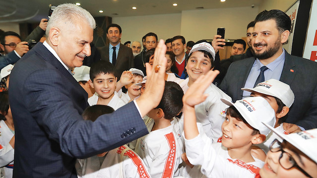 Binali Yıldırım'ın çocuklarla geçirdiği sıcak dakikalar gülümsetti.