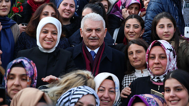 Yıldırım, Kağıthane'de bir kafede AK Parti Kağıthane İlçe Kadın Kolları üyeleriyle bir araya geldi