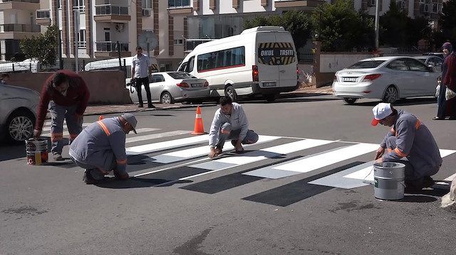 Yaya geçidine 3 boyutlu önlem sürücüleri yavaşlatıyor