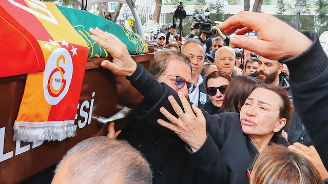 Tabutun üzerine, ‘Zafer Çika’ yazılı 35 numaralı Galatasaray takımı forması ile atkısı serildi.