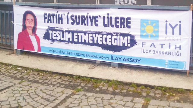 İlay Aksoy'un seçim pankartı.