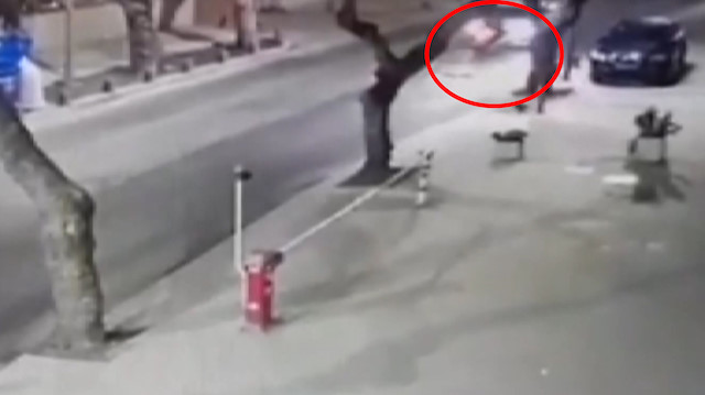Motosiklet ve otomobilin kafa kafaya çarpışma anı kamerada