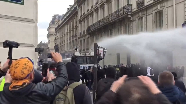 Sarı yelekliler yine sokakta: Paris savaş alanına döndü