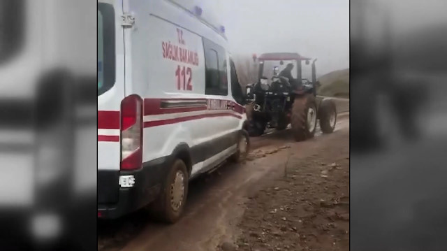 Hastayı almaya giden ambulans çamura saplandı